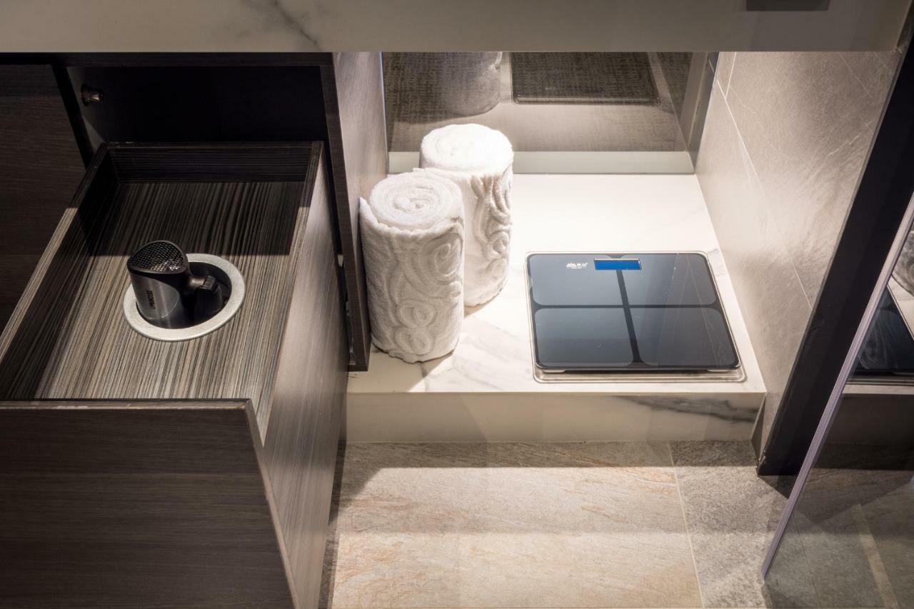 فندق بارك لييز كاوشيونغ المظهر الخارجي الصورة A digital bathroom scale